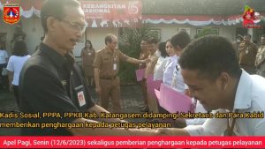 Pemberian Penghargaan petugas pelayanan